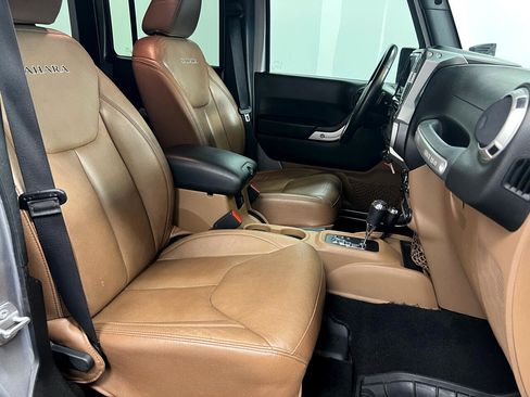 Used 2017 Jeep Wrangler Unlimited Sahara w/ Connectivity Group image 13