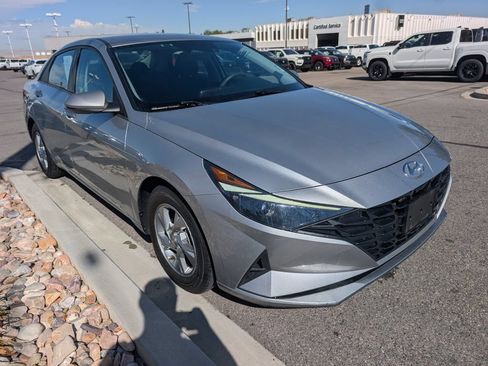 Used 2021 Hyundai Elantra SE FWD image 4