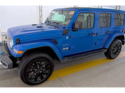 Used 2024 Jeep Wrangler Unlimited Sahara w/ Safety Group AWD/4WD image 9