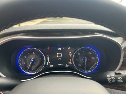 Used 2023 Chrysler Pacifica Limited FWD image 9