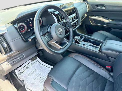Used 2025 Nissan Pathfinder Platinum FWD image 27