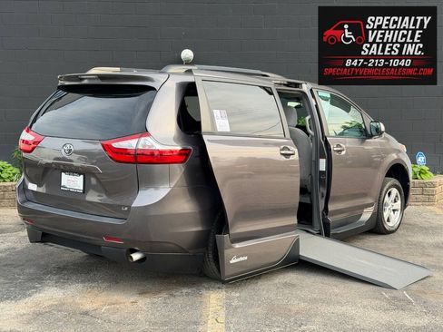 Used 2016 Toyota Sienna LE FWD image 1