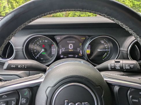 Used 2022 Jeep Wrangler Unlimited Sahara w/ Cold Weather Group AWD/4WD image 15