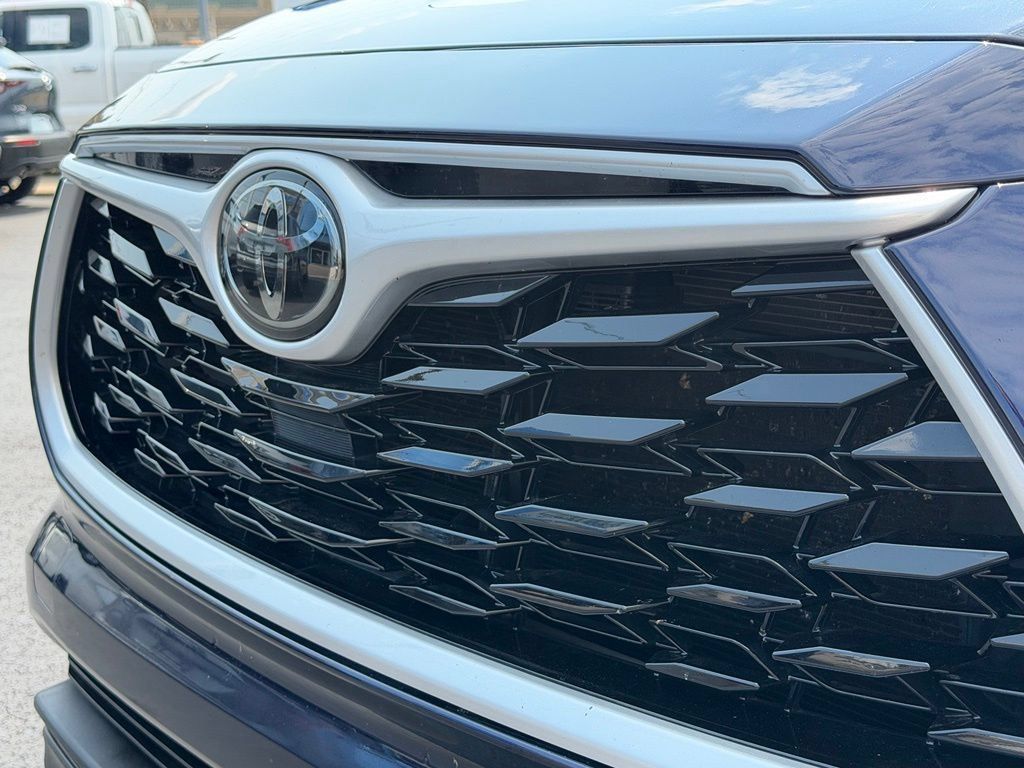 Used 2020 Toyota Highlander XLE AWD/4WD image 24