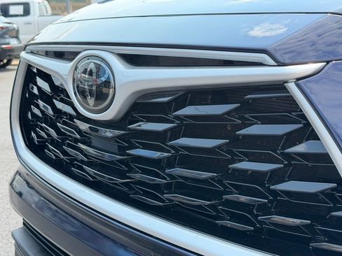 Used 2020 Toyota Highlander XLE AWD/4WD image 24