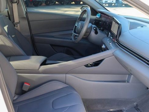 Used 2025 Hyundai Elantra SEL image 14
