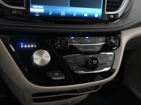 Used 2023 Chrysler Pacifica Touring-L image 26