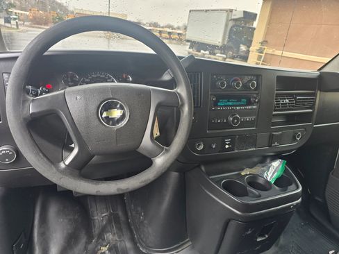 Used 2015 Chevrolet Express 2500 RWD image 16