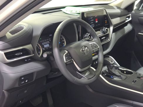 Used 2026 Toyota Highlander XLE AWD/4WD image 3