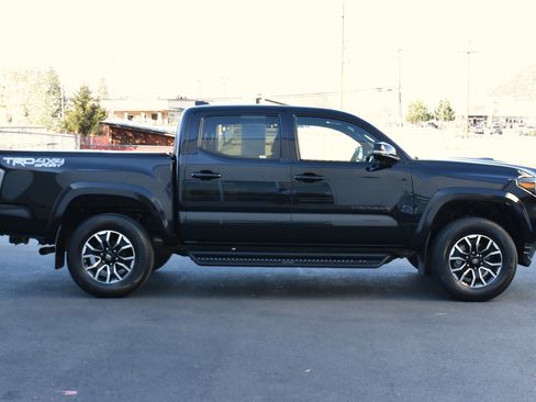 Used 2022 Toyota Tacoma TRD Sport w/ TRD Premium Sport Package image 5
