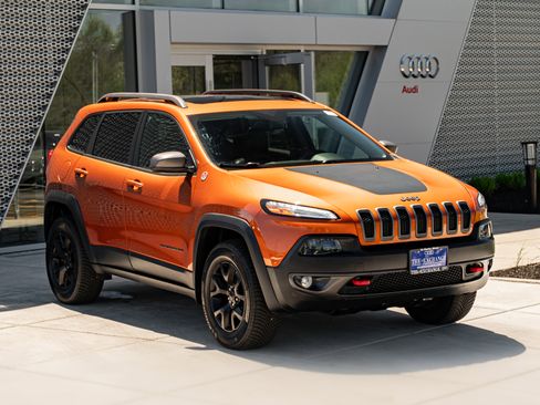 Used 2016 Jeep Cherokee Trailhawk w/ Comfort/Convenience Group AWD/4WD image 2