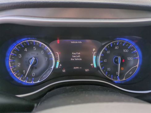 Used 2023 Chrysler Pacifica Touring-L image 33