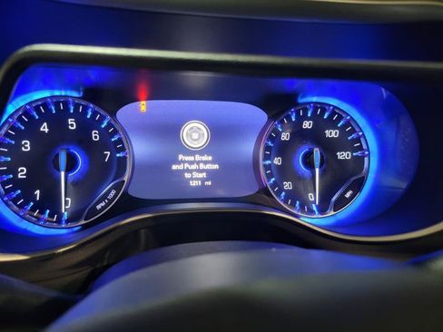Used 2021 Chrysler Pacifica Touring-L w/ Premium & Safety Sphere Group FWD image 5