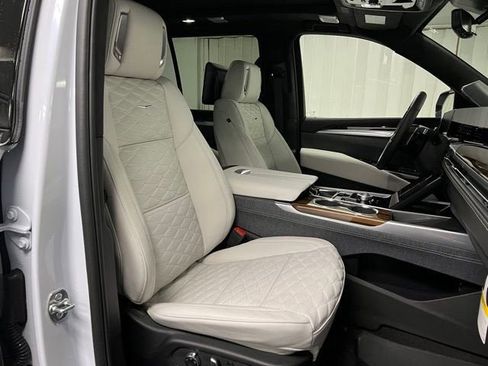 New 2026 Cadillac Escalade Platinum Sport w/ LPO, ONYX Package image 17