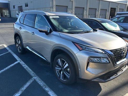 Used 2023 Nissan Rogue SL w/ SL Premium Package image 3