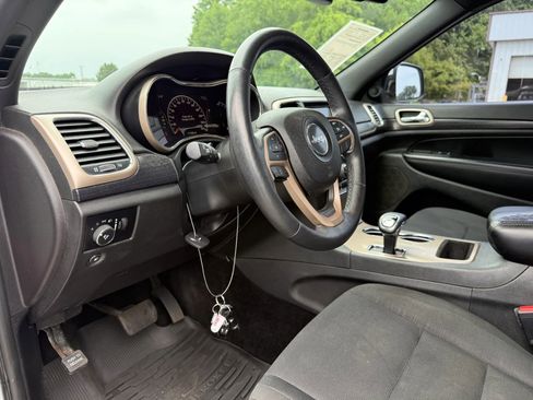 Used 2014 Jeep Grand Cherokee Laredo w/ Security & Convenience Group AWD/4WD image 17