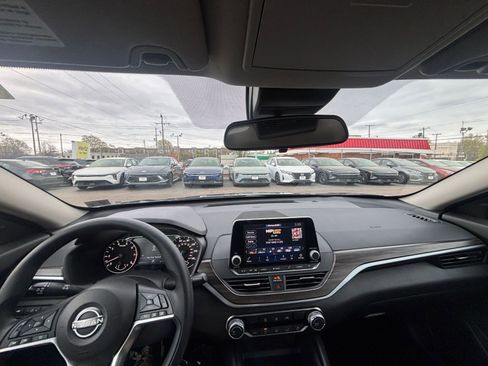 Used 2025 Nissan Altima 2.5 SV FWD image 34