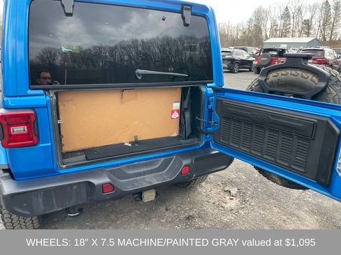 Used 2025 Jeep Wrangler Unlimited Sahara w/ Dual Top Group AWD/4WD image 9
