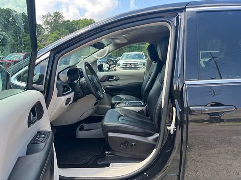 Used 2024 Chrysler Pacifica Touring-L FWD image 19