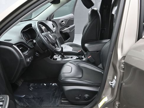 Used 2019 Jeep Cherokee Latitude Plus w/ Comfort/Convenience Group AWD/4WD image 16