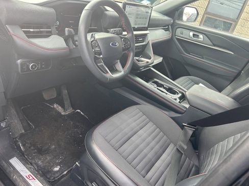 Used 2025 Ford Explorer ST-Line w/ ST-Line Street Pack image 5