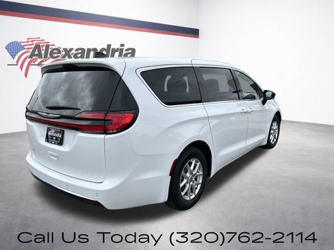 Used 2024 Chrysler Pacifica Touring-L FWD image 6