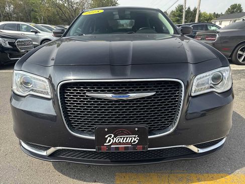Used 2018 Chrysler 300 Touring image 2