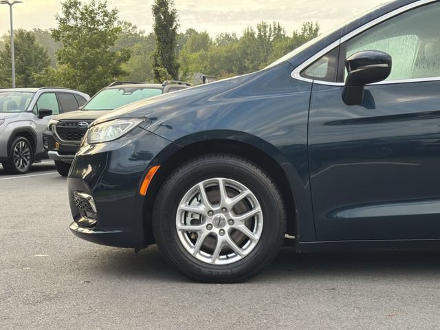 Used 2023 Chrysler Pacifica Touring-L FWD image 9