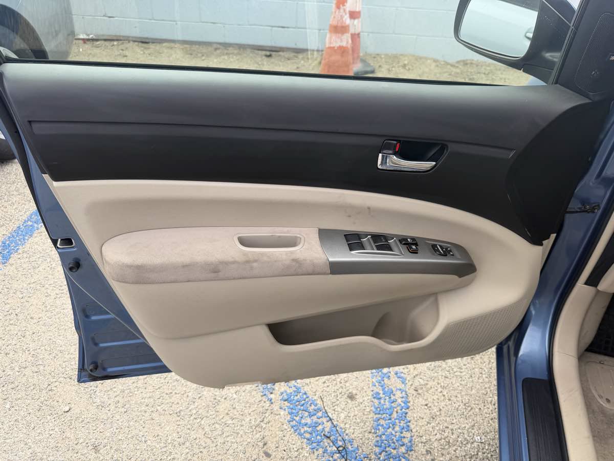 Used 2004 Toyota Prius w/ Pkg 5 FWD image 14