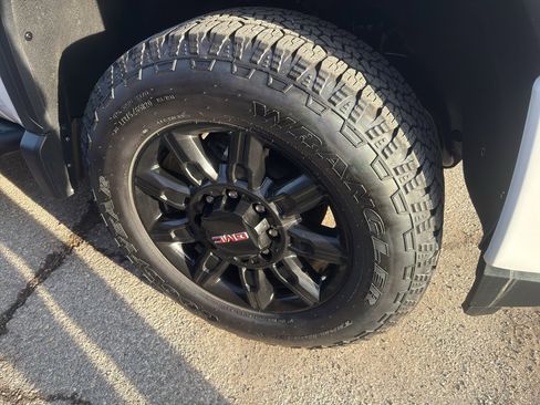 Used 2021 GMC Sierra 2500 AT4 w/ AT4 Preferred Package image 3