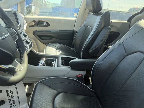 Used 2023 Chrysler Pacifica Limited FWD image 3