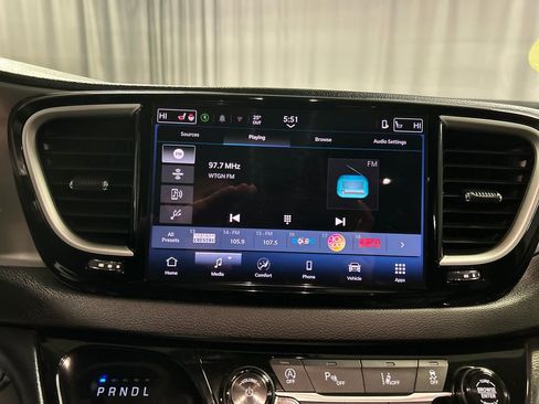 Used 2025 Chrysler Pacifica Select image 17