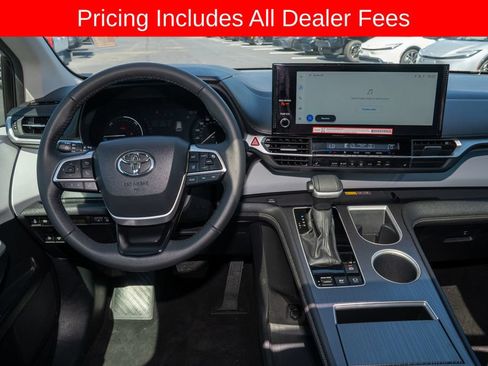 Used 2025 Toyota Sienna XLE FWD image 7
