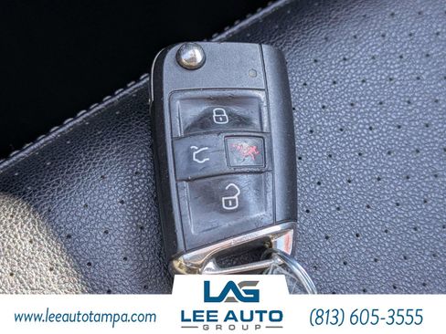 Used 2020 Volkswagen Tiguan SEL AWD/4WD image 28