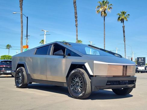 Used 2025 Tesla Cybertruck AWD Crew Cab image 35