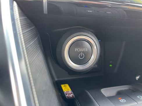 Used 2023 Toyota Venza XLE image 22