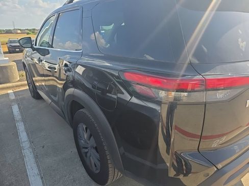 Used 2024 Nissan Pathfinder SV FWD image 3
