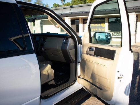 Used 2017 Ford Expedition XLT image 38