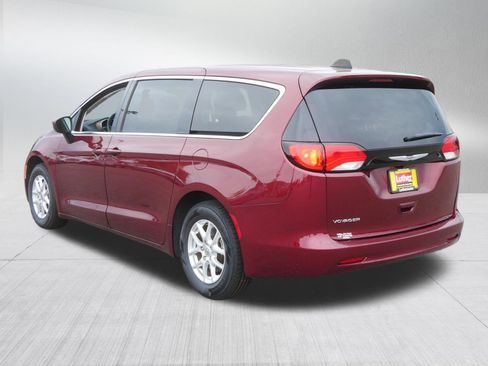 Certified 2023 Chrysler Voyager LX FWD image 5