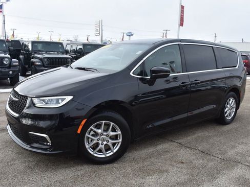 Used 2025 Chrysler Pacifica Select FWD image 13