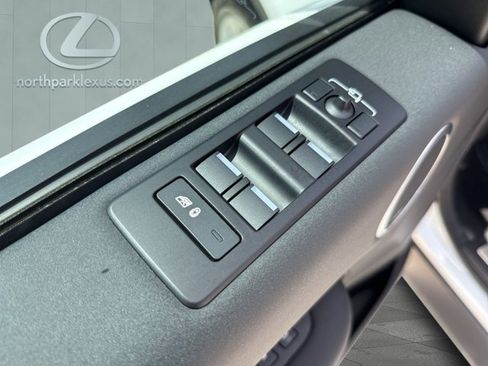 Used 2024 Land Rover Discovery S AWD/4WD image 9