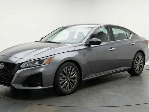 Used 2025 Nissan Altima 2.5 SV image 3