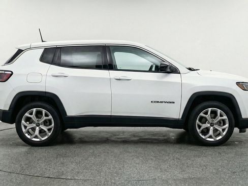 Used 2025 Jeep Compass Latitude AWD/4WD image 11