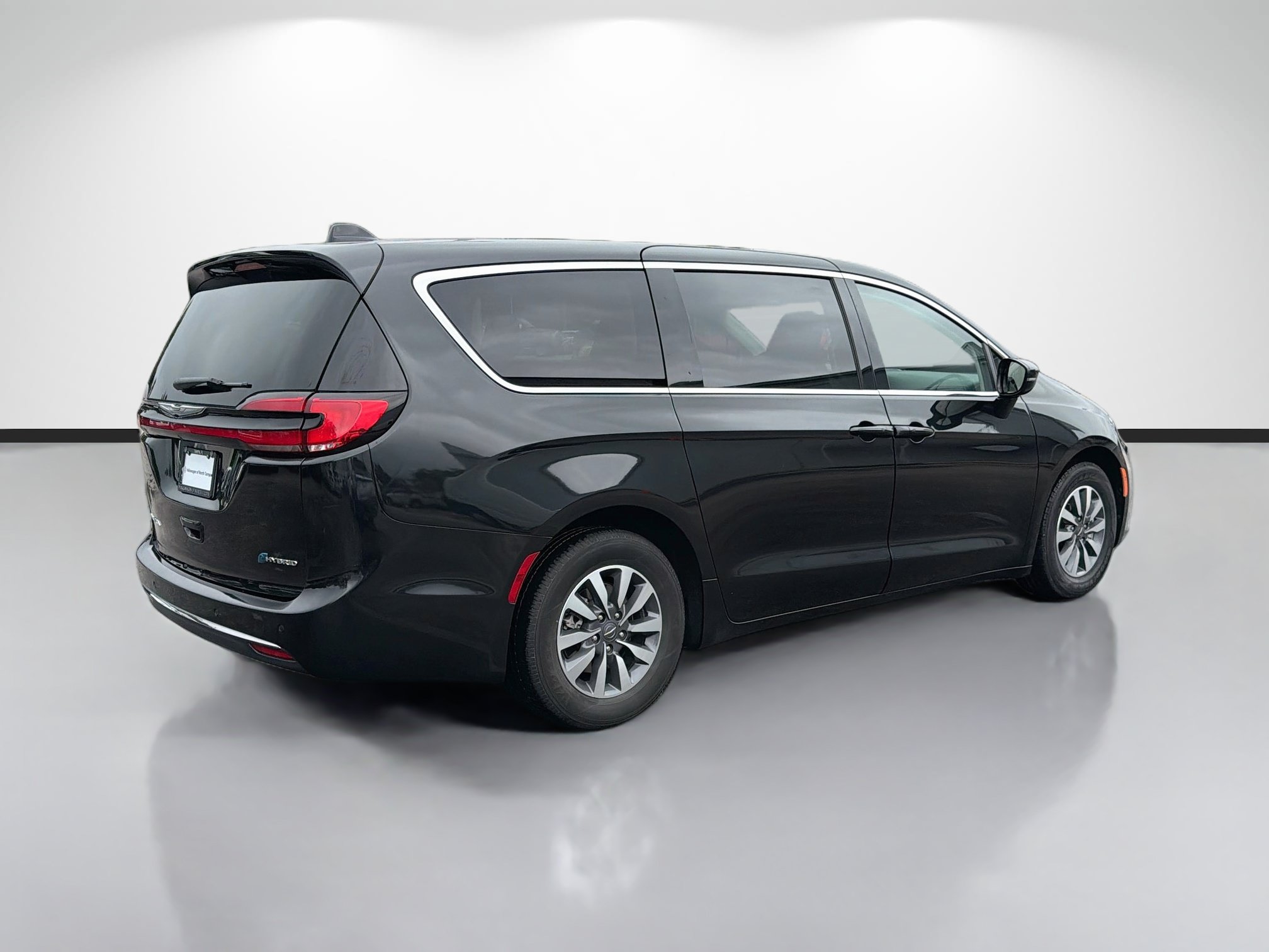 Used 2024 Chrysler Pacifica Limited FWD image 3