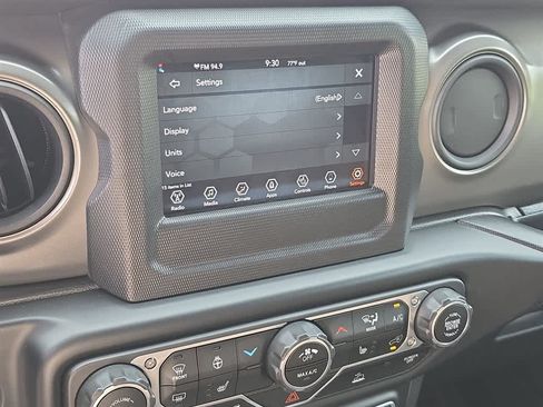 Used 2023 Jeep Gladiator Sport AWD/4WD image 21