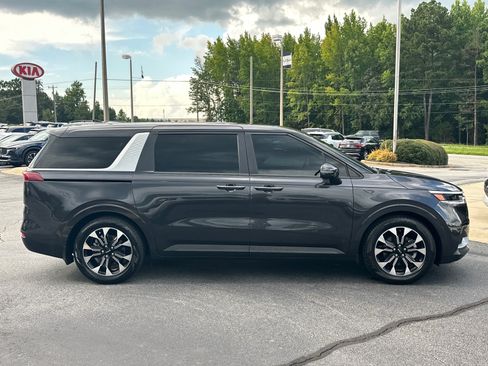 Used 2024 Kia Carnival EX FWD image 2