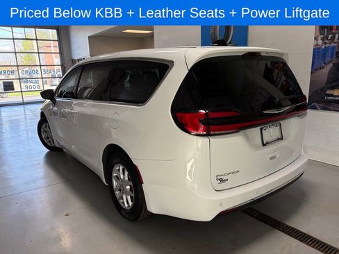 Used 2024 Chrysler Pacifica Touring-L FWD image 7