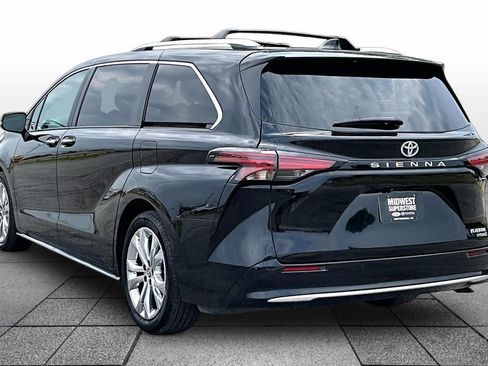 Used 2024 Toyota Sienna Platinum FWD image 11