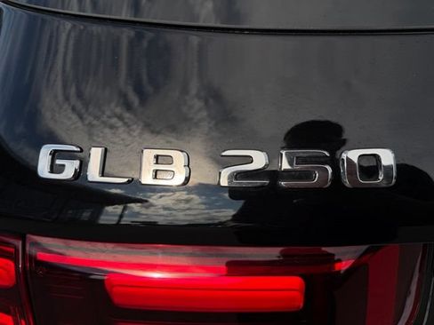 Used 2025 Mercedes-Benz GLB 250 4MATIC image 9