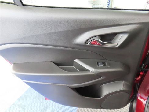 Used 2025 Chevrolet Trax LT w/ LT Convenience Package FWD image 28